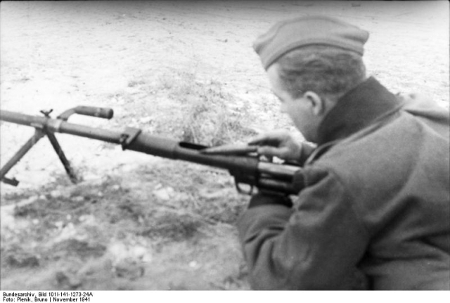 Немецкий солдат с трофейным ПТРД