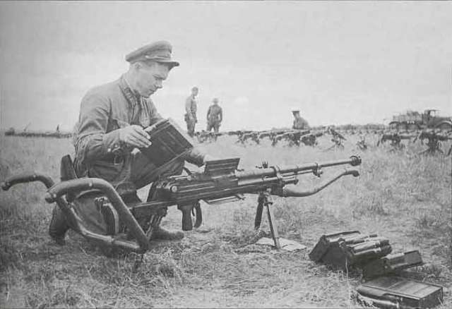 Советский офицер осматривает захваченное на Халхин-Голе ПТР Type 97