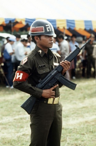 Военный полицейский Тайской армии с винтовкой HK33