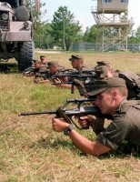 Австрийские солдаты тренируются с винтовками Steyr AUG