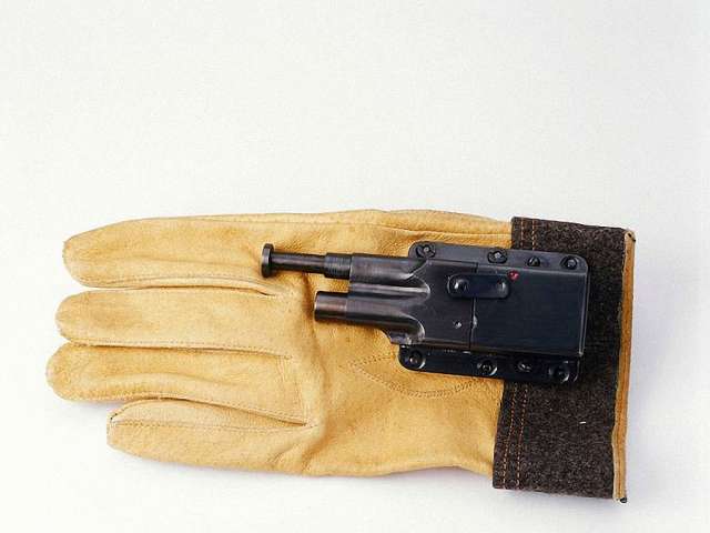 Миниатюрный пистолет, закамуфлированный под перчатку.