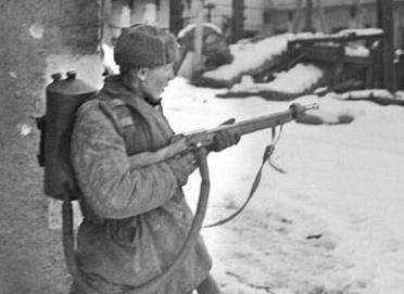 Солдат Советской Армии с огнеметом РОКС-3