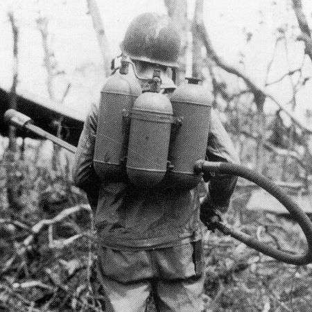 Японский солдат с огнеметом Type 100