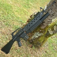 Подствольный гранатомет M203, установленный на винтовке M16