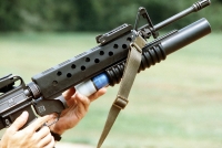 Зарядка гранатомета M203 установленного на M16A1