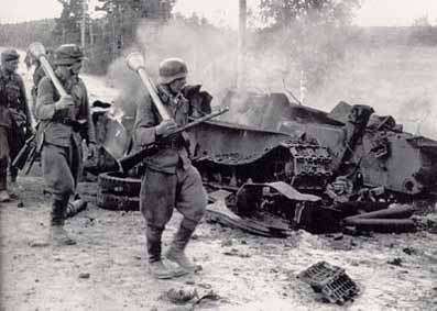 Финские солдаты с Panzerfaust на фоне уничтоженного танка Т-34