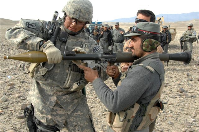 Иракский полицейский обучается обращению с РПГ-7 военнослужащим армии США