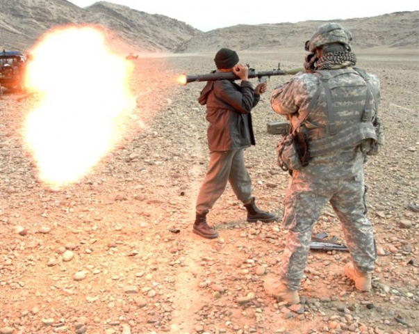 Иракский полицейский обучается обращению с РПГ-7 военнослужащим армии США