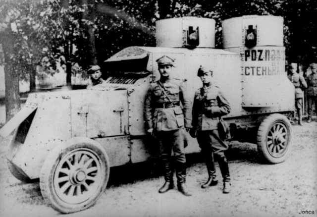Бронеавтомобиль Остин-Путиловец с установленными в башнях пулеметами Максима обр. 1910 года