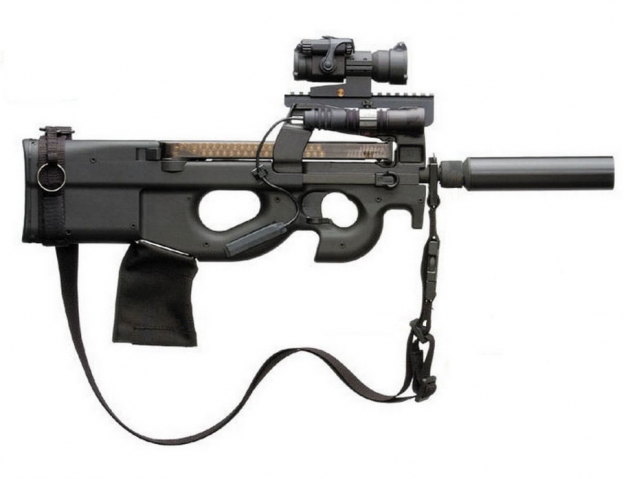 Пистолет-пулемет FN P90 TR с установленным глушителем, оптическим прицелом, тактическим фонарем и гильзоуловителем