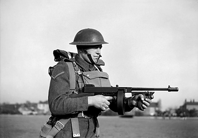 Английский солдат с пистолетом-пулемётом Томпсона M1928