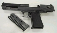 Пистолет Desert Eagle Ьark VII, калибра .44 Magnum. Затвор установлен на затворную задержку.