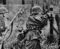 Немецкий солдат с Маузером модели 712, с примкнутой кобурой-прикладом