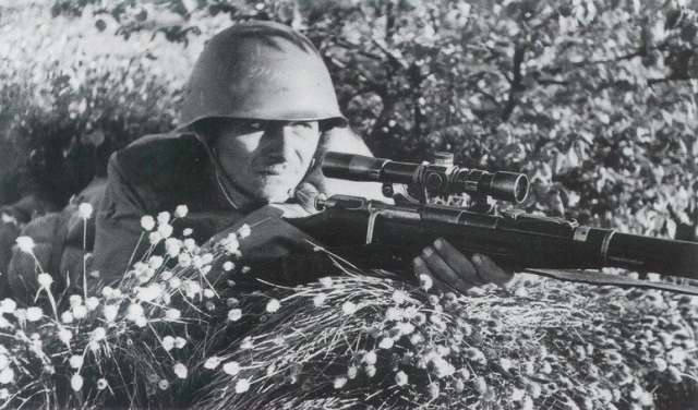 Советской снайпер с винтовкой Мосина с прицелом ПЕ