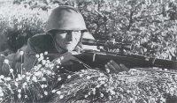 Советский плакат с изображением снайпера времен ВОВ