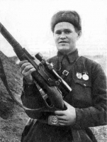 Василий Зайцев в 1942 со снайперской винтовкой Мосина с прицелом ПЕ