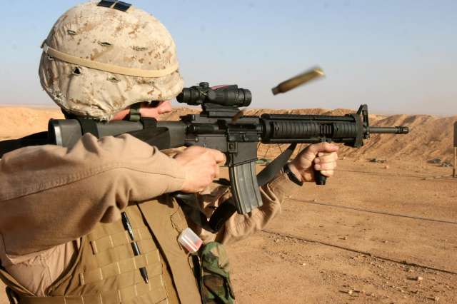 Морпех США с винтовкой M16A4 с установленным прицелом ACOG