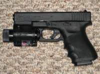 Пистолет Glock 23 с тактическим фонарем и лазерным целеуказателем